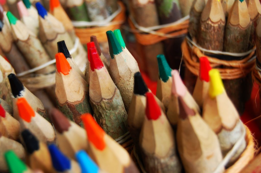 Kolorowe kredki spięte gumkami