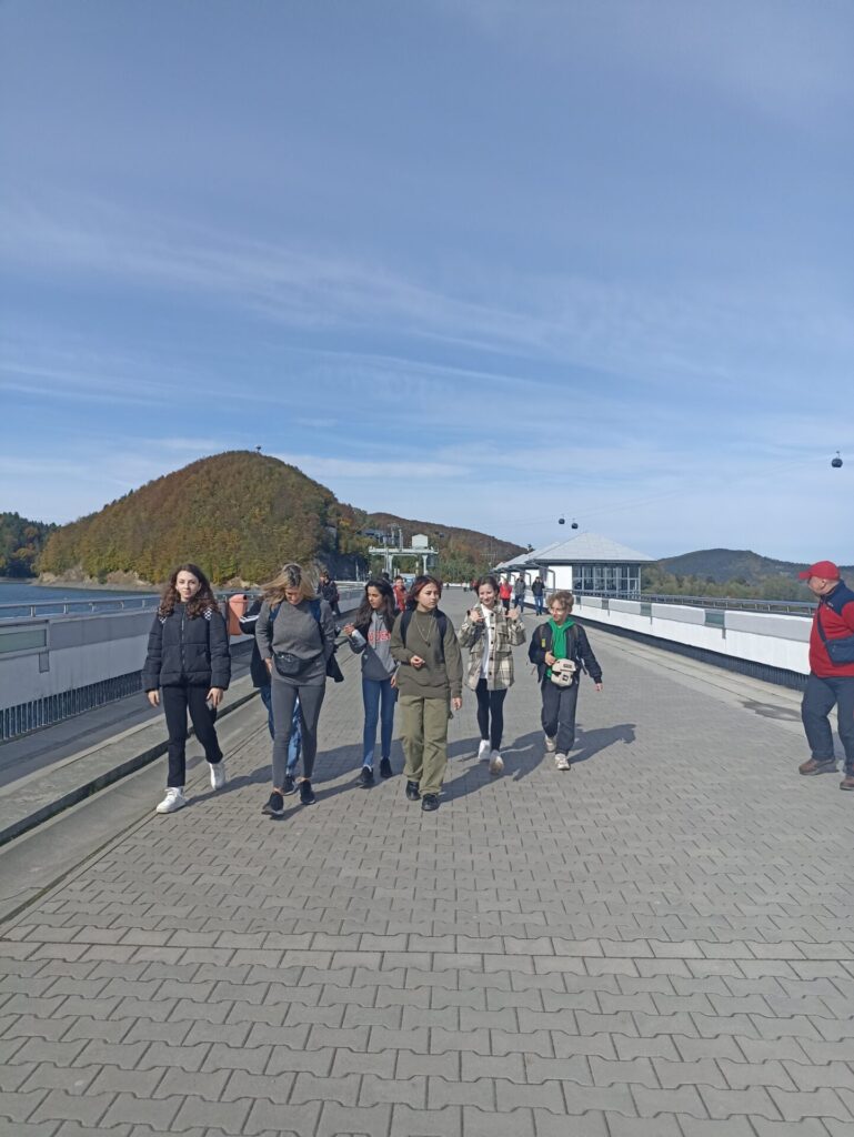 Osoby idące po zaporze Solińskiej