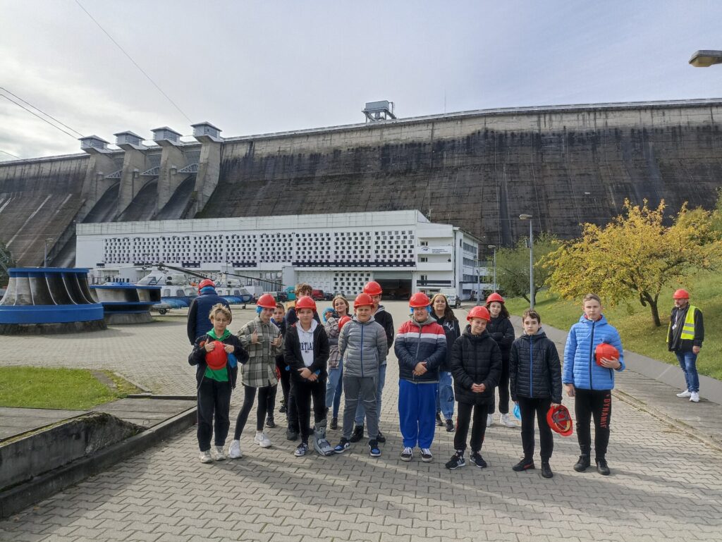 Osoby w tle zapora Solińska